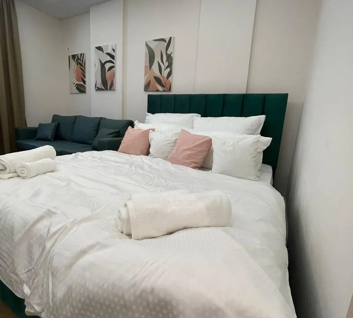 Apartagnes Durres 0*,  Albania
